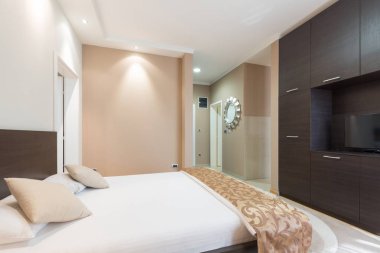 Modern lüks bir otel odası.
