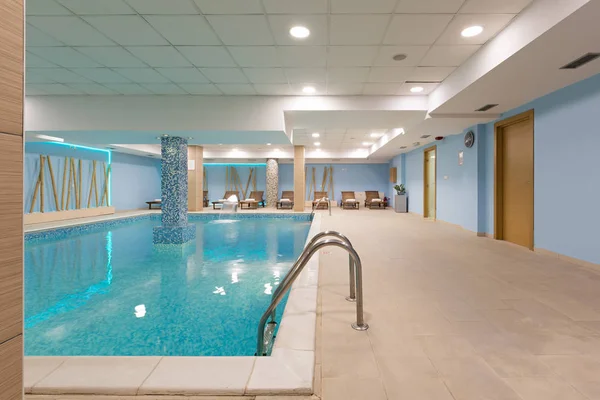 Otel Spa Merkezinde Kapalı Yüzme Havuzu — Stok fotoğraf