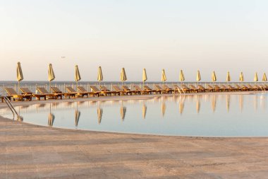 Otel yüzme havuzu, şezlong ile açık