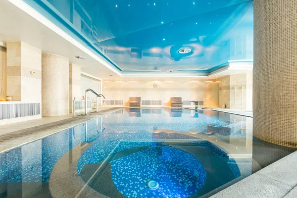 Otel Spa Merkezinde Kapalı Yüzme Havuzu — Stok fotoğraf