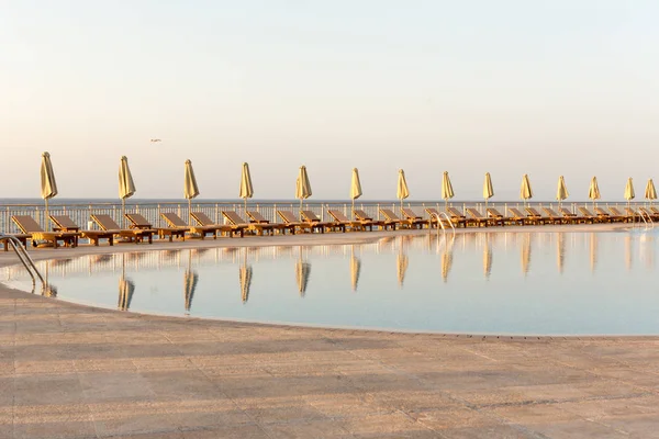 Piscina Dell Hotel All Aperto Con Lettini Intorno — Foto Stock