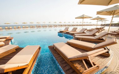Otel yüzme havuzu, şezlong ile açık
