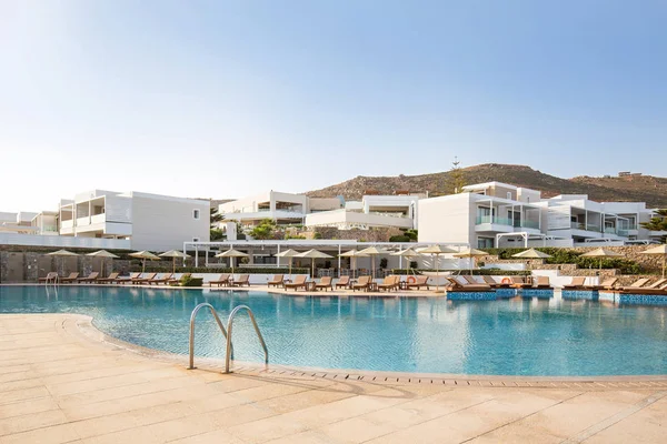 Hotellets Pool Utomhus Med Solstolar Runt — Stockfoto