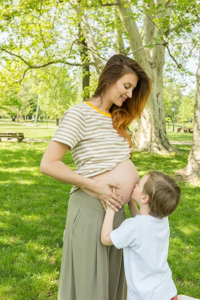 Embarazada Madre Hijo Jugando Parque Hijo Besando Vientre — Foto de Stock