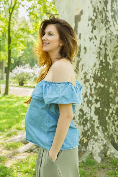 Pregnant Woman Enjoying Park Spring Summer Day — Stock Photo, Image