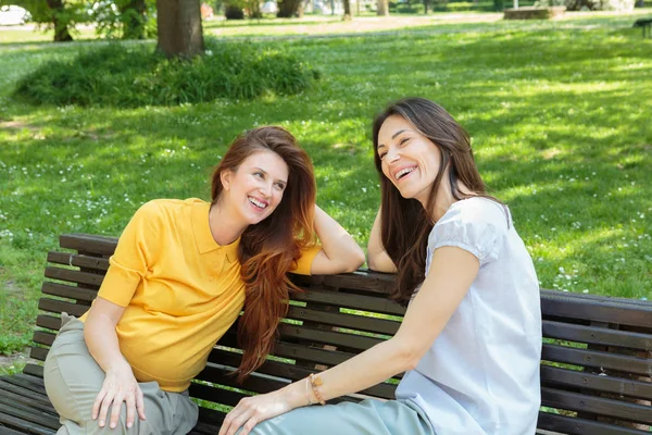 Twee Vriendinnen Genieten Van Samen Het Park — Stockfoto