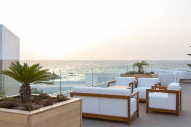 Kafe barda deniz otel resort, günbatımı