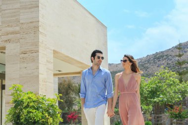 Güzel genç çift yaz deniz beldesinde zevk