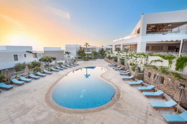 Otel yüzme havuzu, şezlong ile açık