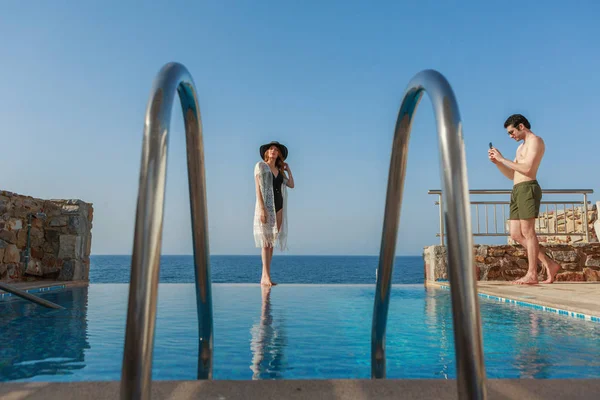 Hermosa Pareja Joven Disfrutando Junto Piscina Caluroso Día Verano — Foto de Stock