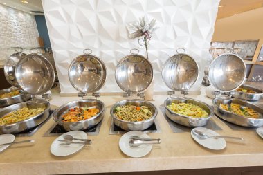 Otel restoranında büfe masası.