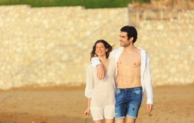 Mutlu çift sahilde yaz güneşinin tadını çıkarıyor.