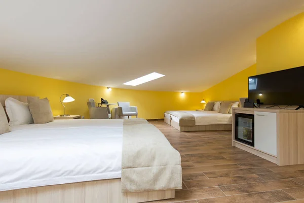 ロフトホテルのベッドルームのインテリア — ストック写真