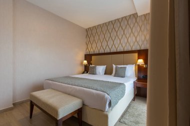 Modern yeni bir otel yatak odasının iç