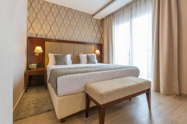 Modern yeni bir otel yatak odasının iç