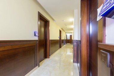 Mermer zeminli otel koridoru