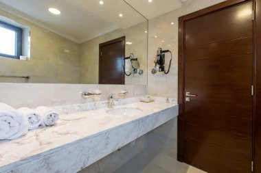 Banyo içi duş kabini olan bir otel.