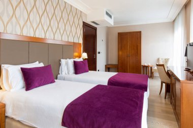 Modern yeni bir otel yatak odasının iç