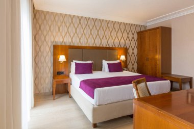 Modern yeni bir otel yatak odasının iç