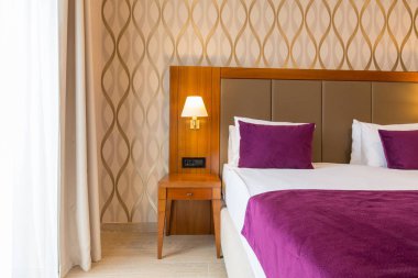 Yeni, modern, çift kişilik bir otel odası.