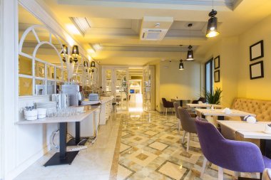 Açık büfesi olan bir otel restoranının içinde.