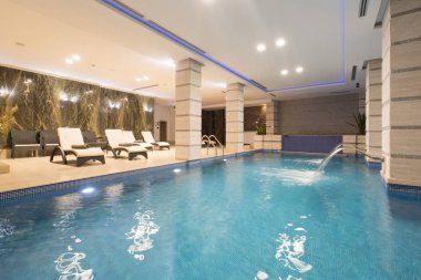 Otel spa ve sağlıklı yaşam merkezinde yüzme havuzu