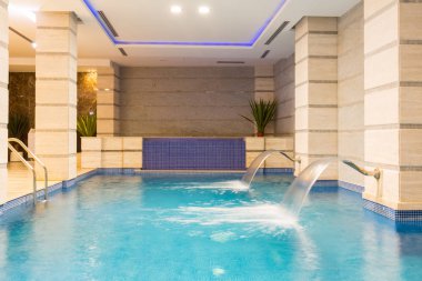 Otel spa ve sağlıklı yaşam merkezinde yüzme havuzu