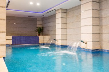 Otel spa ve sağlıklı yaşam merkezinde yüzme havuzu