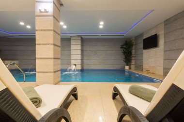 Otel spa ve sağlıklı yaşam merkezinde yüzme havuzu