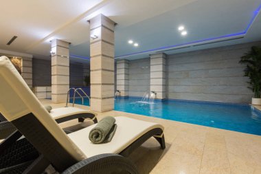 Otel spa ve sağlıklı yaşam merkezinde yüzme havuzu