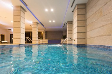Otel spa ve sağlıklı yaşam merkezinde yüzme havuzu