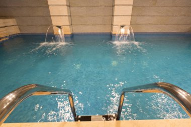Otel spa ve sağlıklı yaşam merkezinde yüzme havuzu