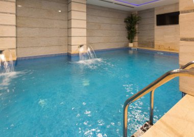 Otel spa ve sağlıklı yaşam merkezinde yüzme havuzu