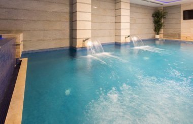 Otel spa ve sağlıklı yaşam merkezinde yüzme havuzu