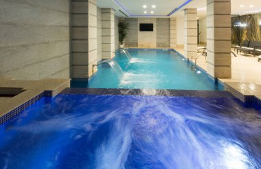 Otel spa ve sağlıklı yaşam merkezinde yüzme havuzu