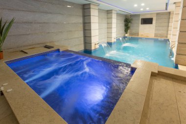 Otel spa ve sağlıklı yaşam merkezinde yüzme havuzu