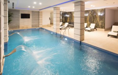 Otel spa ve sağlıklı yaşam merkezinde yüzme havuzu