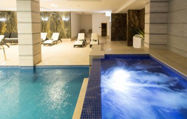 Otel spa ve sağlıklı yaşam merkezinde yüzme havuzu