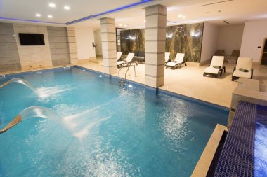 Otel spa ve sağlıklı yaşam merkezinde yüzme havuzu