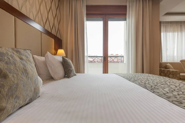 Интерьер современной спальни нового отеля — стоковое фото