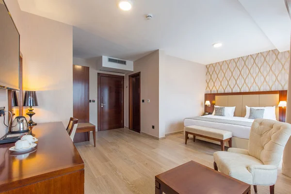 Interior de una nueva cama doble moderna habitación de hotel — Foto de Stock