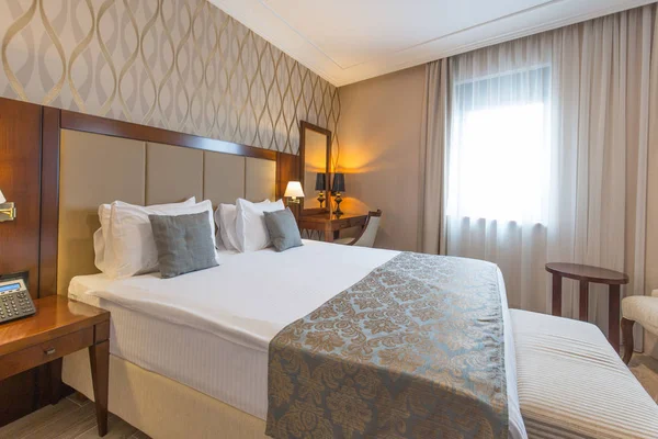 Cama doble de lujo hotel dormitorio interior —  Fotos de Stock