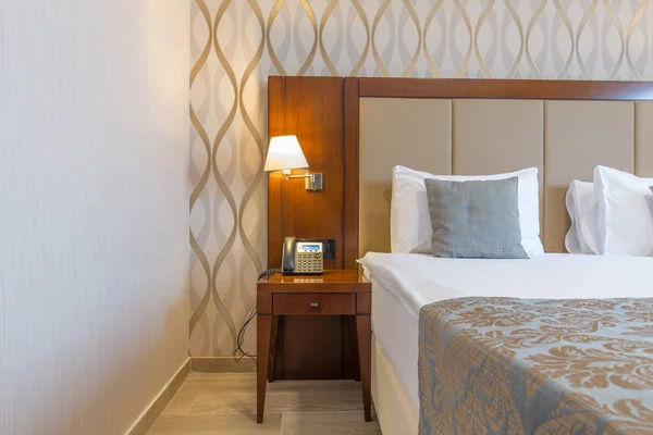 Interiér hotelu ložnice manželská postel luxus — Stock fotografie