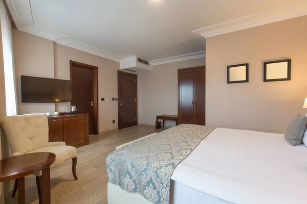 Interior de un lujoso dormitorio de hotel con cama doble — Foto de Stock