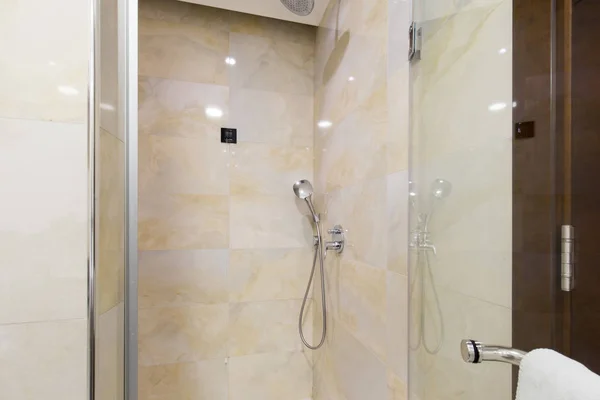 Interior do banheiro do hotel com cabine de chuveiro — Fotografia de Stock