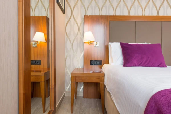 Luxus Doppelbett Hotel Schlafzimmer Interieur — Stockfoto