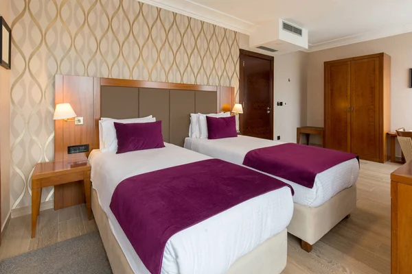 Interior de una nueva cama doble moderna habitación de hotel — Foto de Stock