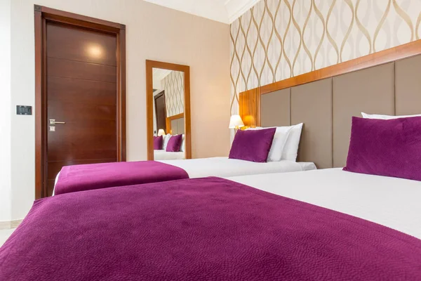 Интерьер спальни отеля с двуспальной кроватью — стоковое фото