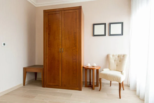 Klasyczne meble w stylu drewnianym w pokoju hotelowym — Zdjęcie stockowe