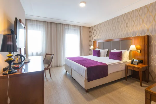 Luxe lit double chambre d'hôtel intérieur — Photo